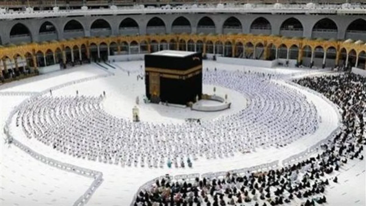 كثافة مليونية.. أعداد المعتمرين والمصلين في صحن المطاف تسجل ذروة قياسية خلال رمضان